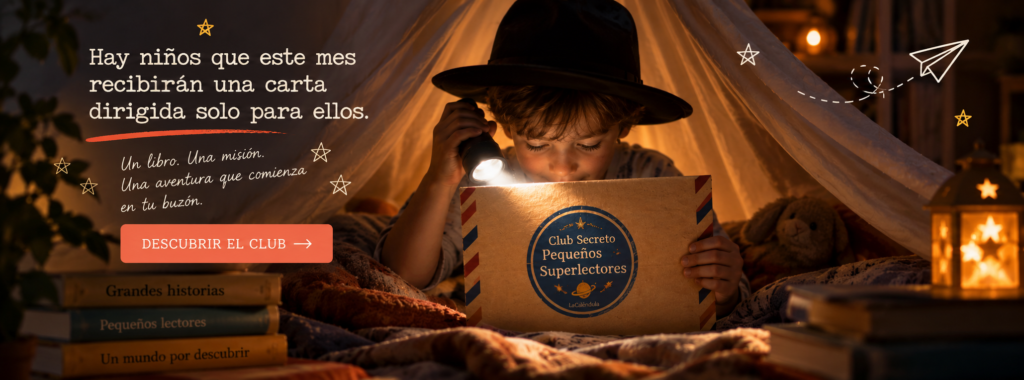 Niño leyendo dentro de un refugio de mantas mientras descubre un sobre kraft del Club Secreto de los Pequeños Superlectores iluminado con una linterna, símbolo de una experiencia de lectura infantil de La Caléndula.